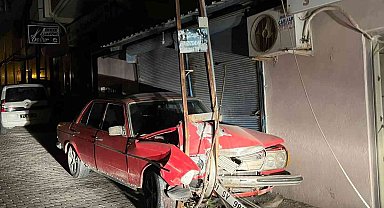 Önce park halindeki otomobillere, ardından direğe çarptı: 1 yaralı