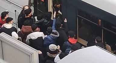 Onlarca öğrenci tramvaya saklanan şahsa böyle saldırdı