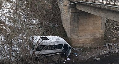 Ordu'da öğrenci servisi köprüden uçtu: 4 öğrenci yaralı