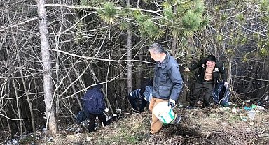 Ormancılar, köylülerle ormanda çöp topladı