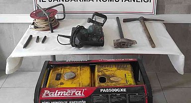 Ormanda define ararken jandarmaya suçüstü yakalandılar
