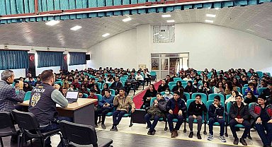 Ortaokul öğrencilerine siber zorbalıkla mücadele anlatıldı