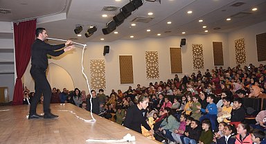 Osmaniye'de çocuklar, illüzyon gösterisiyle doyasıya eğlendi