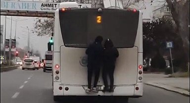 Otobüse tırmanan magandaların tehlikeli yolculuğu kameraya yansıdı