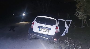 Otomobil ağaca çarptı: Araçta sıkışan sürücü ağır yaralandı