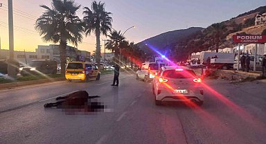 Otomobil aniden yola çıkan ata çarptı: 2 yaralı