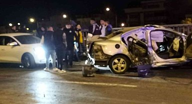 Otomobil bariyere çarptı: 1'i ağır 3 yaralı