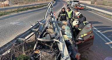 Otomobil bariyerlere ok gibi saplandı, sürücü araçtan sağ salim çıktı