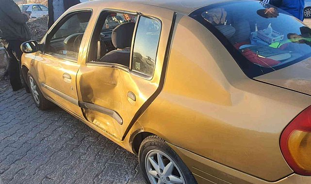 Otomobil ile minibüs çarpıştı: 3 yaralı