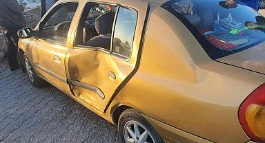 Otomobil ile minibüs çarpıştı: 3 yaralı