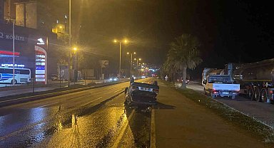 Otomobil kaldırıma çarparak taklalar attı: 4 yaralı