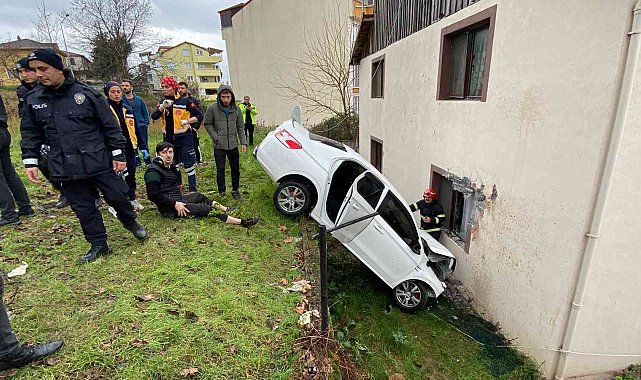 Otomobil önce binanın duvarına çarptı, sonra bahçeye düştü: 3 yaralı