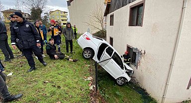 Otomobil önce binanın duvarına çarptı, sonra bahçeye düştü: 3 yaralı
