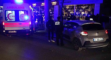 Otomobil önce servis aracına, sonra elektrik direğine çarptı: 1 yaralı