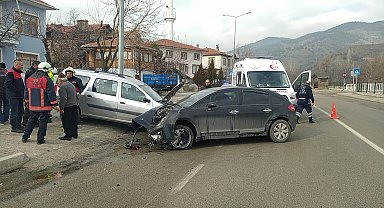 Otomobil park halindeki araca çarptı: 1 yaralı