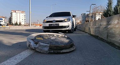 Otomobil refüjdeki rögar kapağına çarptı: 1 yaralı