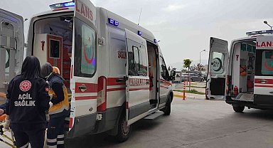 Otomobilin çarptığı anne ve kızı yaralandı