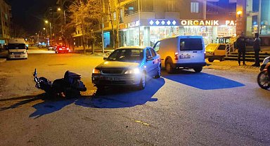 Otomobilin çarptığı motosikletli kurye yaralandı