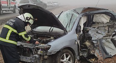 Otomobiller kafa kafaya çarpıştı: 1 ölü, 4 yaralı