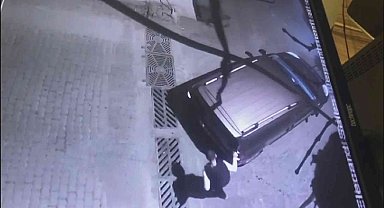 Otomobilli mazgal hırsızları kamerada