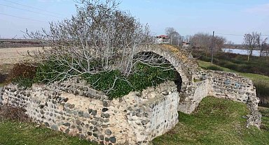 Ovanın ortasında tarihi hamam: Ocağına incir ağacı dikilmiş