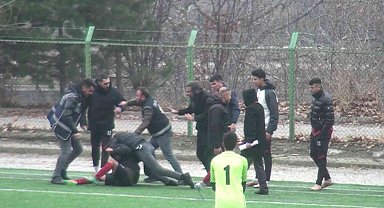 Oyundan alınan futbolcu bıçakla sahaya girdi, maç tatil edildi