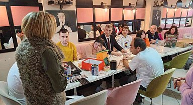 Özel bireyler atıkları sanata dönüştürdü
