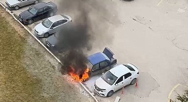 Park halindeki araç alev aldı