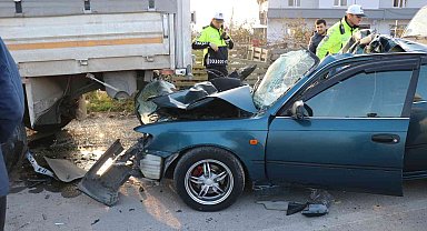 Park halindeki kamyona ok gibi saplandı: 1 ölü, 1 ağır yaralı