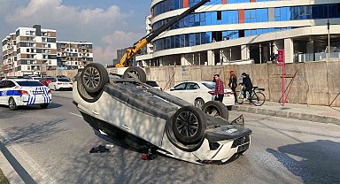 Pendik'te 3 aracın karıştığı kazada baba ve oğul yaralandı