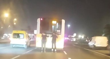 Pendik'te İETT otobüsüne asılan patenli gençlerin tehlikeli yolculuğu