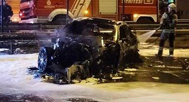 Pendik'te TIR'ın çarptığı araç yanarak küle döndü