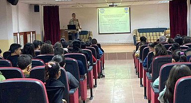 Polis öğrencilere 'akran zorbalığını" anlattı
