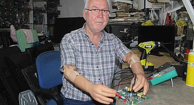 Protez kollarıyla 37 yıldır televizyon tamir ediyor