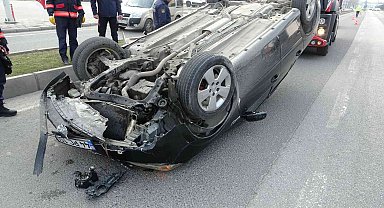 Refüje çarpan otomobil takla attı: 1 yaralı