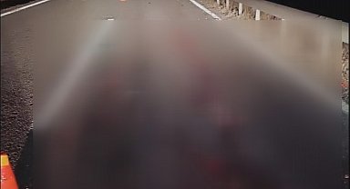 Refüje çarpıp takla atan otomobil 3 kişiye mezar oldu