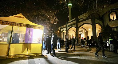 Regaip Kandilinde 10 bin kişilik tatlı ikramı yaptı