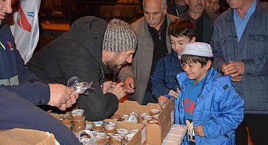 Regaip Kandilinde Sındırgı'da vatandaşlara helva ikramı
