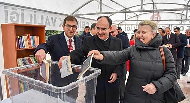 Rektör Beydemir kitap bağışında bulundu