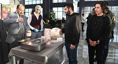Rektör Çakmak'tan öğrencilere çorba ikramı