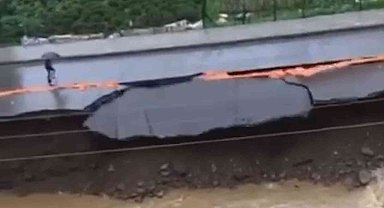 Rize'de bir vatandaş çöken yolda son anda kurtuldu