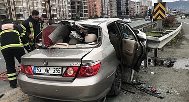 Rize'de feci kaza: Bariyer aracın ön camından girip arka camdan çıktı