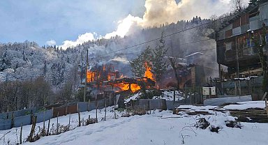 Rize'de yangın: 2 ev ve 1 otomobil kullanılamaz hale geldi