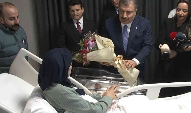 Sağlık Bakanı Fahrettin Koca yeni yılın ilk bebeklerinin ailelerini tebrik etti