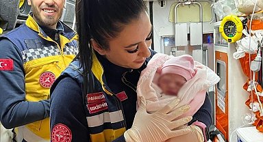 Sağlık ekipleri ambulansta doğum yaptırdı