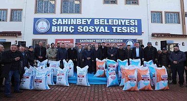 Şahinbey'de yem dağıtımı sürüyor