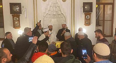 Sakal-ı Şerif'i görebilmek için sıraya girdiler