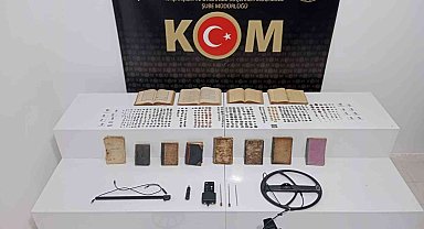 Samsun'da 503 adet altın para, sikke ve 12 adet el yazmalı kitap ele geçirildi