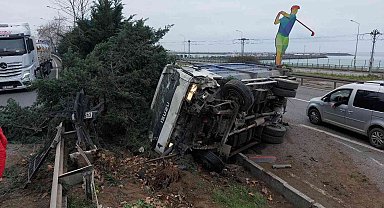 Samsun'da devrilen kamyonetin sürücüsünü emniyet kemeri kurtardı