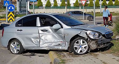 Samsun'da kavşakta iki otomobil çarpıştı: 4 yaralı